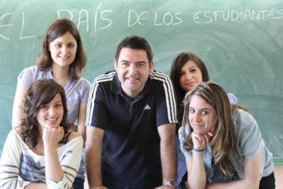 El profesor Alberto Sacido junto a sus alumnas Tamara, Nuria, Leticia y Olaya, redactoras de <i>A Chave</i>.