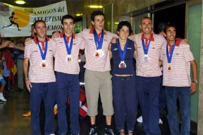 Seis de los medallistas españoles posan ayer a su llegada al aeropuerto de Barajas.
