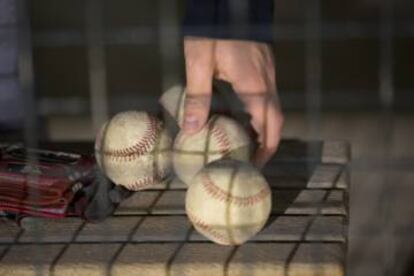 Las pelotas de béisbol con las que entrena el equipo sénior.