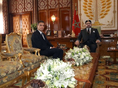 Pedro Sánchez, a la izquierda, y el rey Mohamed VI de Marruecos durante el encuentro mantenido en noviembre de 2018 en el Palacio Real de Rabat.