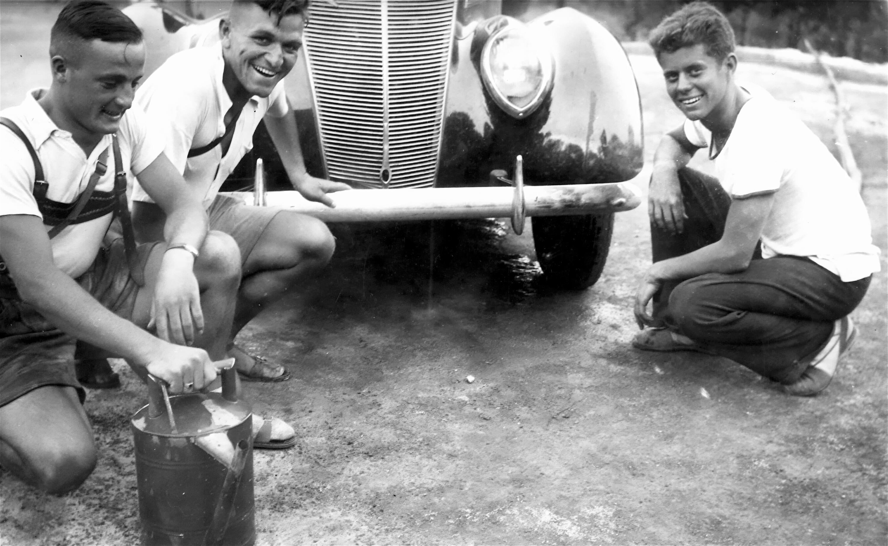 Kennedy, con dos autoestopistas alemanes.