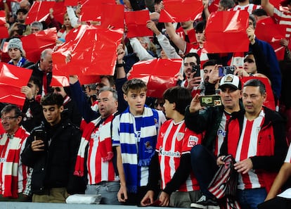 ELDERBI VASCO es un ejemplo de cómo las aficiones del Athletic Club y la Real Sociedad disfrutan del fútbol en armonía