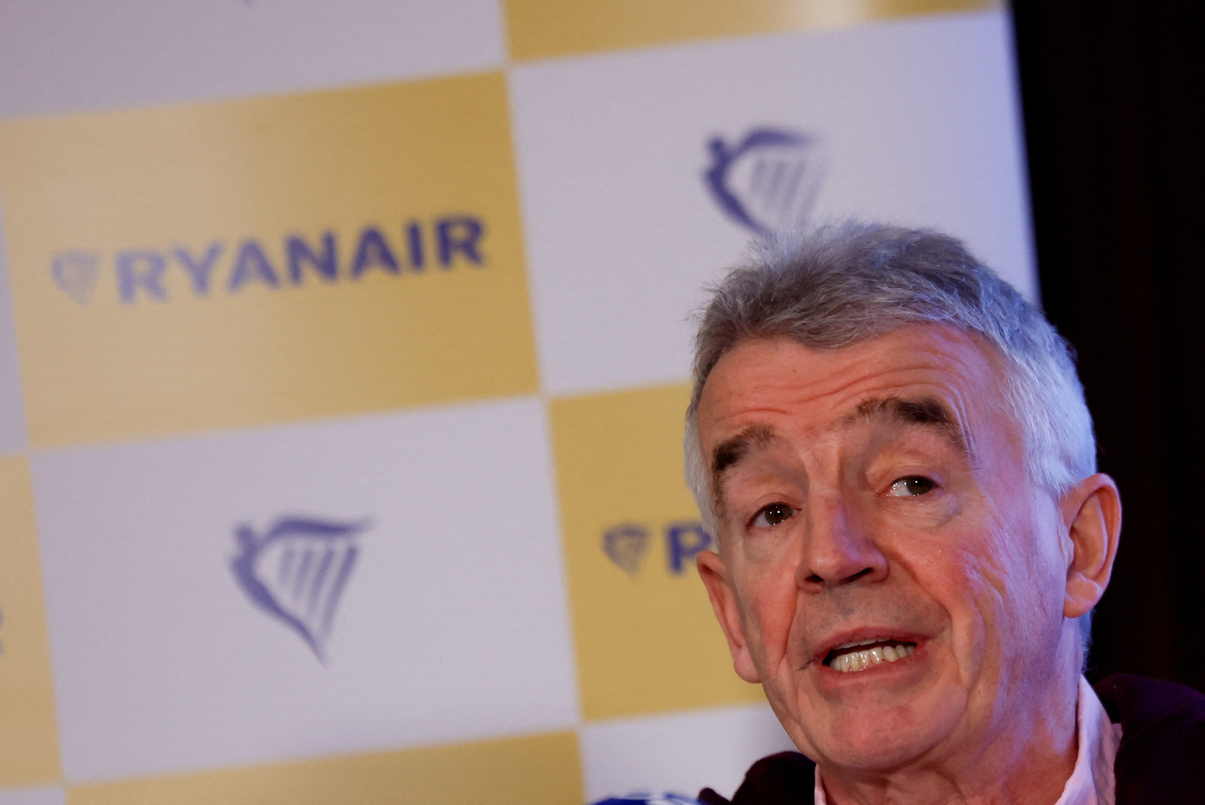 Ryanair dejará de exigir pagar por el asiento a las familias con niños que quieran viajar juntas