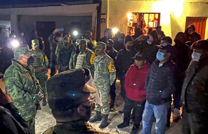 Cuatro de los seis miembros del Ejército mexicano después de que fueron liberados por los aldeanos que los mantenían retenidos en Tacana.
