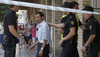 Un familiar de las fallecidas, a la puerta de la casa donde se cometieron los homicidios.