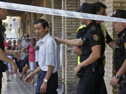 Un familiar de las fallecidas, a la puerta de la casa donde se cometieron los homicidios.