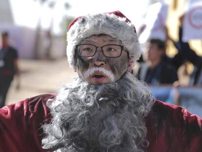 Un activista protesta en la Cumbre del Clima de Marrakech.