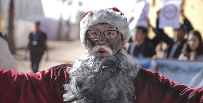 Un activista protesta en la Cumbre del Clima de Marrakech.