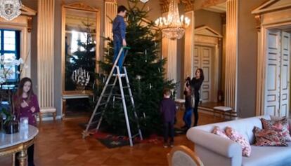 El príncipe heredero de Dinamarca, Federico, junto a su esposa Mary y sus cuatro hijos dieron la bienvenido a la Navidad a principios de diciembre decorando el palacio de Amalienborg con un gran Árbol de Navidad. En un vídeo facilitado por la Casa Real danesa, se pudo ver a la familia reunida colaborando y participando en todas las decisiones y detalles navideños.