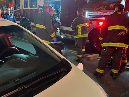 Bomberos de San Francisco durante el rescate de una víctima del incidente que involucró a un coche autónomo de Cruise, de GM.
