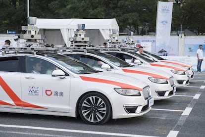 Algunos de los taxis autónomos de Didi a la espera de clientes en el circuito de Shanghái.