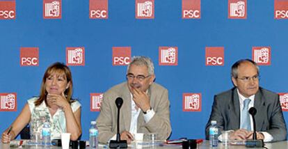 De izquierda a derecha, Manuela de Madre, Pasqual Maragall y José Montilla, en la ejecutiva del PSC de ayer.