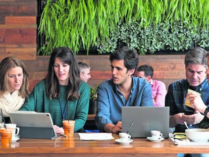 Muchos alumnos se re&uacute;nen para estudiar en cafeter&iacute;as cercanas a las escuelas, como esta en la calle Serrano de Madrid