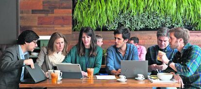 Muchos alumnos se reúnen para estudiar en cafeterías cercanas a las escuelas, como esta en la calle Serrano de Madrid