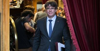 El presidente catalan, Carles Puigdemont, abandona el hemiciclo, este 12 de julio.