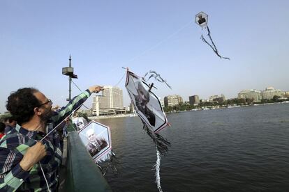 <span >Seguidores del candidato presidencial egipcio, Hamdeen Sabahy, vuelan cometas con el retrato de este político, en El Cairo, Egipto, el lunes 19 de mayo del 2014. Las elecciones presidenciales de Egipto se celebrarán los próximos días 26 y 27. EFE/Khaled Elfiqi</span>