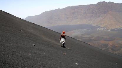 Una mujer desciende por la ladera del volcán Pico do Fogo, en la isla del mismo nombre en Cabo Verde.