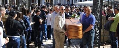 Funeral en Manzanares (Ciudad Real) de los dos niños y su abuela asesinados el viernes.
