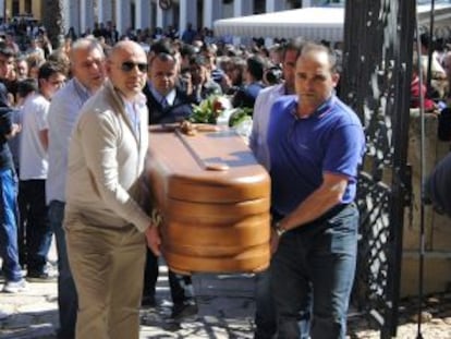 Funeral en Manzanares (Ciudad Real) de los dos ni&ntilde;os y su abuela asesinados el viernes. 