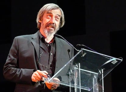 "Joan Crosas no ha podido venir", empezaba el veterano actor catalán a agradecer su premio honorífico a toda una trayectoria, "o no hubiera querido venir, porque lo está pasando fatal". Decía sentirse desnudo, porque había tenido que subir al escenario sin papel, y besaba las tablas del teatro Calderón, muy emocionado. A él le correspondió el premio de honor, que reconocía su "viaje a Ítaca" particular en el mundo del teatro.