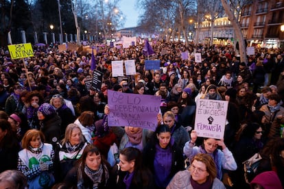 Imagen de la manifestación transinclusiva que recorre las calles de Madrid, de Atocha a Colón, a su paso por el paseo del Prado.