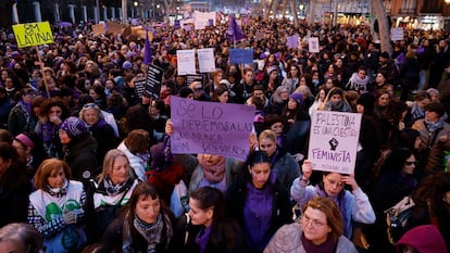 Imagen de la manifestación transinclusiva que recorre las calles de Madrid, de Atocha a Colón, a su paso por el paseo del Prado.