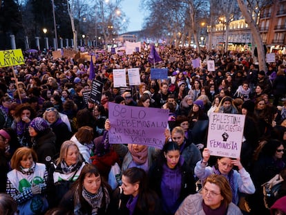 Imagen de la manifestación transinclusiva que recorre las calles de Madrid, de Atocha a Colón, a su paso por el paseo del Prado.