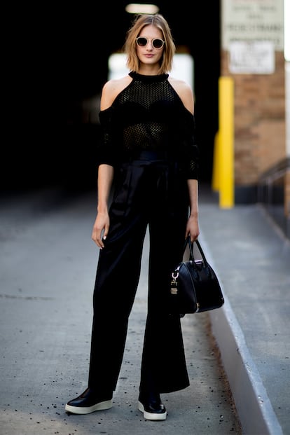 Un look para perder el miedo a vestir de negro de pies a cabeza. El cut out del top aporta un poco de aire y la suela del zapato en blanco es el detalle perfecto para cerrar el estilismo.