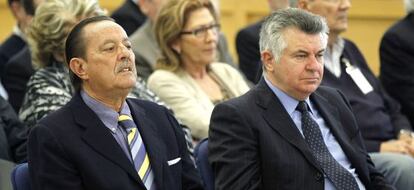 El exalcalde de Marbella Juli&aacute;n Mu&ntilde;oz, junto al exasesor de Urbanismo Juan Antonio Roca, durante el juicio del caso Saqueo II.