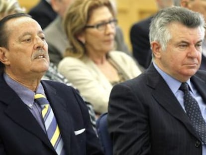 El exalcalde de Marbella Juli&aacute;n Mu&ntilde;oz, junto al exasesor de Urbanismo Juan Antonio Roca, durante el juicio del caso Saqueo II.