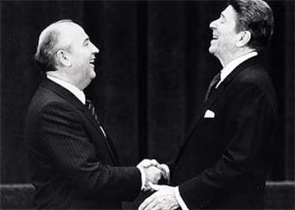El ex presidente estadounidense contribuyó con el líder de la extinta URSS Mijaíl Gorbachov a la distensión entre las dos grandes potencias. Esta fue su primera reunión, en Ginebra, Suiza. Reagan fue desde muy pronto un convencido anticomunista que no dudó en delatar a compañeros actores durante la denominada <i>caza de brujas</i>.