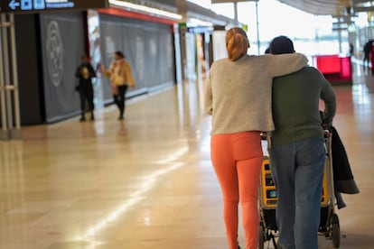 Jesús y Carmen pasean por la terminal T4 del aeropuerto de Madrid