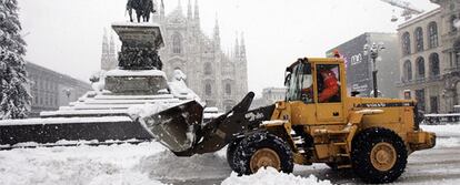 Una excavadora quita la nieve en la ciudad de Milán, Italia.