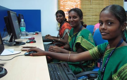 Trabajadoras de Samasource en las oficinas de Desicrew, en la localidad india de Appakudal.