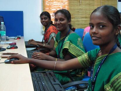 Trabajadoras de Samasource en las oficinas de Desicrew, en la localidad india de Appakudal.