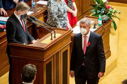El líder del Partido Democrático Cívico y candidato a primer ministro Petr Fiala (a la izquierda) y el líder de ANO y hasta ahora primer ministro checo, Andrej Babis, en la Cámara de Diputados el 8 de noviembre.