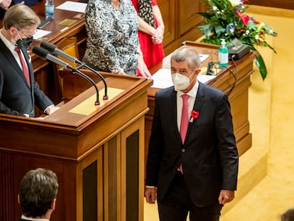 El líder del Partido Democrático Cívico y candidato a primer ministro Petr Fiala (a la izquierda) y el líder de ANO y hasta ahora primer ministro checo, Andrej Babis, en la Cámara de Diputados el 8 de noviembre.