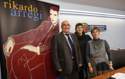 Patxi Baztarrika, Ainara Rodriguez y Arantza Aguado, en la presentación de los premios Rikardo Arregi.