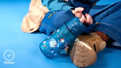 Artículo de EL PAÍS Escaparate que compara la mejor botella de agua para niños del mercado.