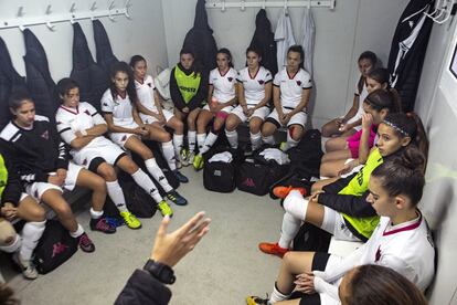 Conversa do treinador com as jogadoras durante o intervalo da partida no vestiário do Clube Esportivo Salto, equipe madrilenha da segunda divisão.