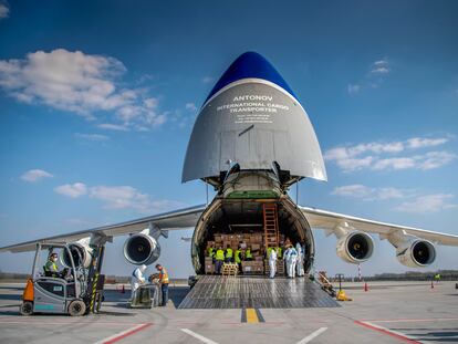 Unos trabajadores descargan de un avión material sanitario chino, el sábado en Budapest.