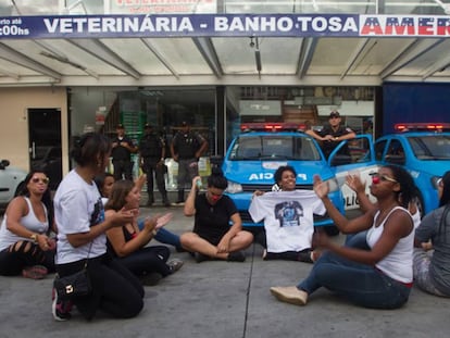 Mulheres de policiais descobrem 'fuga' de agentes e bloqueiam viaturas em posto de Jacarepaguá.