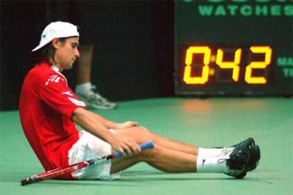 David Ferrer, sentado sobre la pista durante su partido frente al bielorruso Vladimir Voltckov.