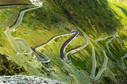 Las famosas curvas de Trafoi, en la vertiente de Ponte di Stelvio. Fue el puerto de montaña más alto de Europa hasta la aparición del Iserán en 1937. Su relación con el ciclismo profesional es estrecha, casi divina; según 'La Gazzetta dello Sport' es la montaña sagrada del Giro de Italia.