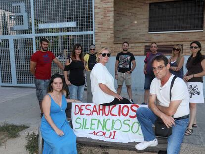 Vecinos de la calle de Juan Gris de San Sebastián de los Reyes afectados por las subidas de renta.