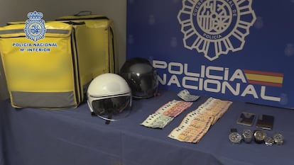 Relojes, dinero en efectivo y cascos y mochilas de reparto empleadas por este grupo criminal dedicado al robo de relojes de alta gama en Madrid.
