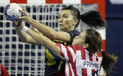 Eli Chávez pelea un balón con Marizza Faria.