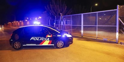 El vehículo de la policia nacional que lleva en su interior a dos de los seis policias nacionales a su llegada a la prisión de Sangonera la Verde.