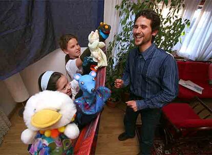 El pedagogo Samuel J. Crombé con unas escolares que se familiarizan con sus marionetas.