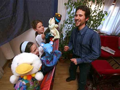 El pedagogo Samuel J. Crombé con unas escolares que se familiarizan con sus marionetas.